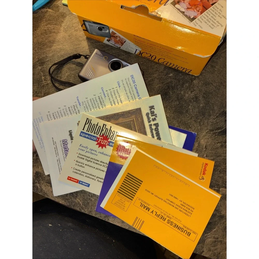 VTG KODAK DS DC20 DIGITAL CAMERA With Box, Cords, Paperwork, And Disc